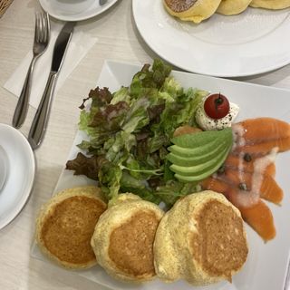 サーモンとアボカドのパンケーキ(幸せのパンケーキ 鎌倉小町通り店)
