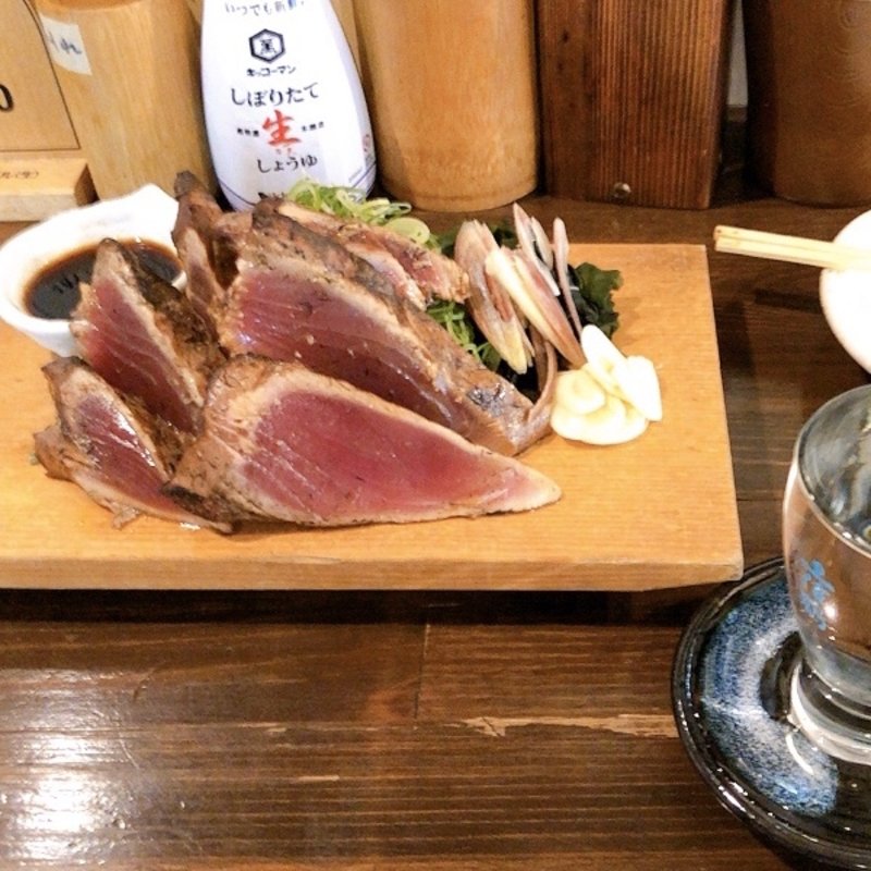 名物！鰹のわら焼きのたたき！(極上わら焼き料理と串カツ わら焼き部 梅新東店)