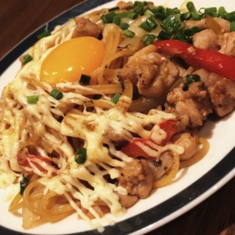 マヨ中の焼そパスタ-焦がしチーズを乗せて。(とある池袋のビストロ酒場Bisrock 池袋西口店)