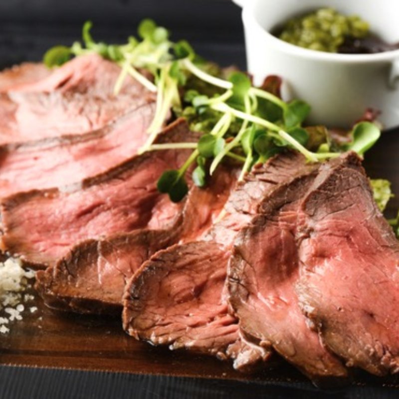 牛もも肉の瞬間炙りタリアータ(とある池袋のビストロ酒場Bisrock 池袋西口店)