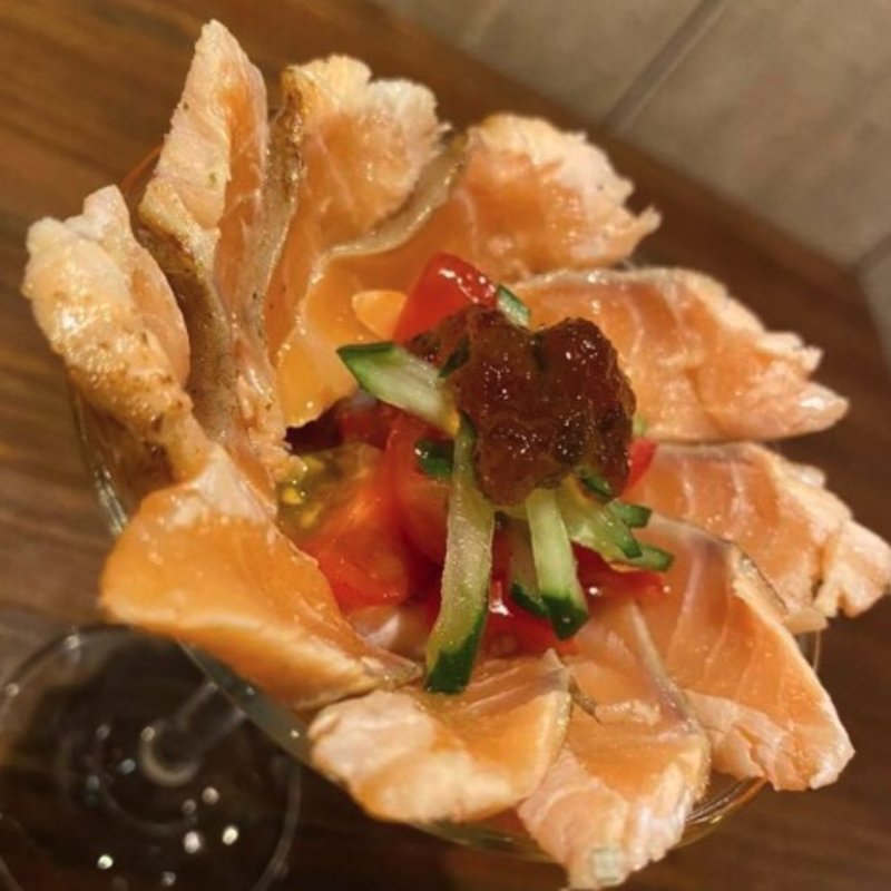 サーモンの昆布締め炙り‐カルパッチョ風(とある池袋のビストロ酒場Bisrock 池袋西口店)