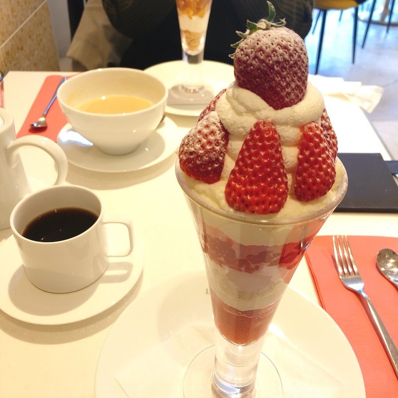 ストロベリーローズパフェ(ロクシタンカフェ渋谷店)