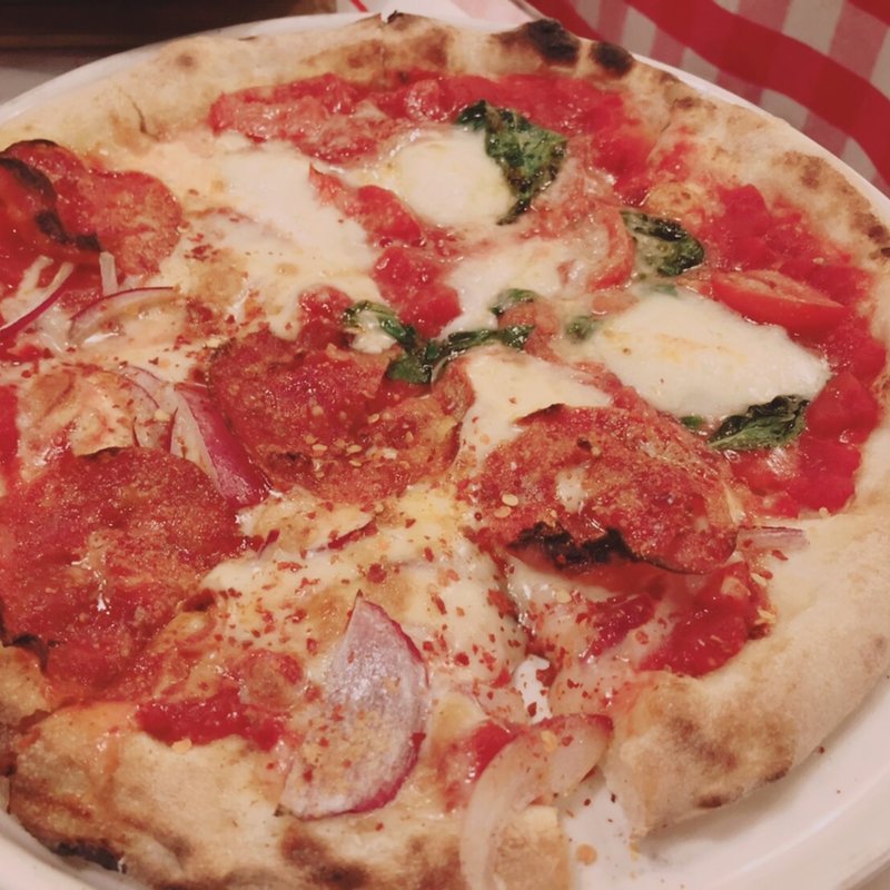 水牛モッツァレア　マルゲリータとミラノサラミガーリックアラビアータ　ハーフ＆ハーフピザ　(チーズカフェ 2)