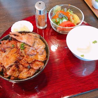 豚丼(キッチン萬)