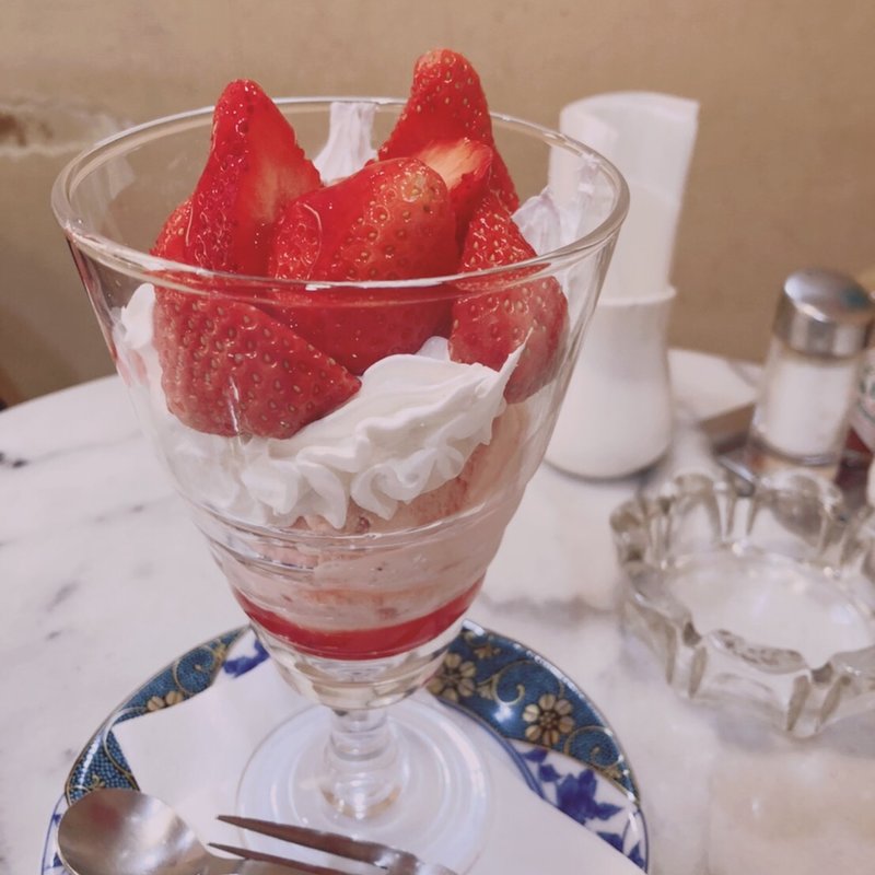 いちごパフェ(パーラーきたがわ)