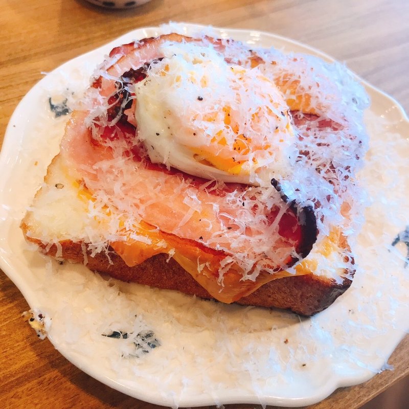 カルボナーラトースト(天然酵母の食パン専門店つばめパン＆Milk 尼ヶ坂本店)