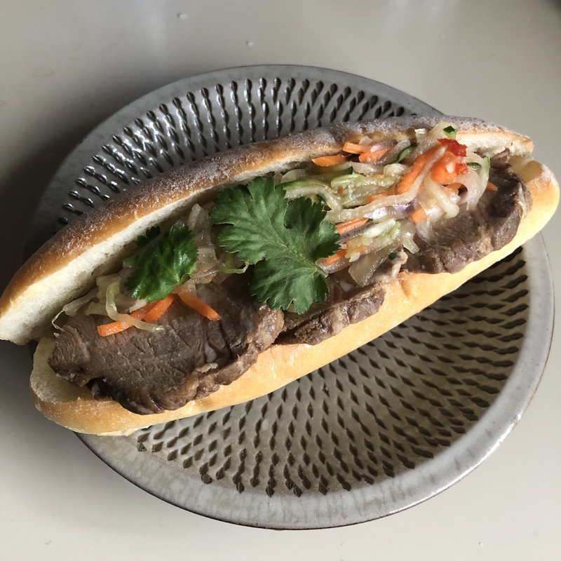 チャーシューの彩野菜のバインミーサンド(ブーランジェリー ラ テール)