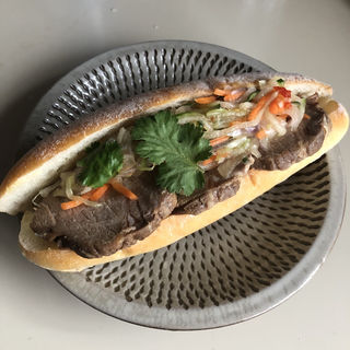 チャーシューの彩野菜のバインミーサンド(ブーランジェリー ラ テール)