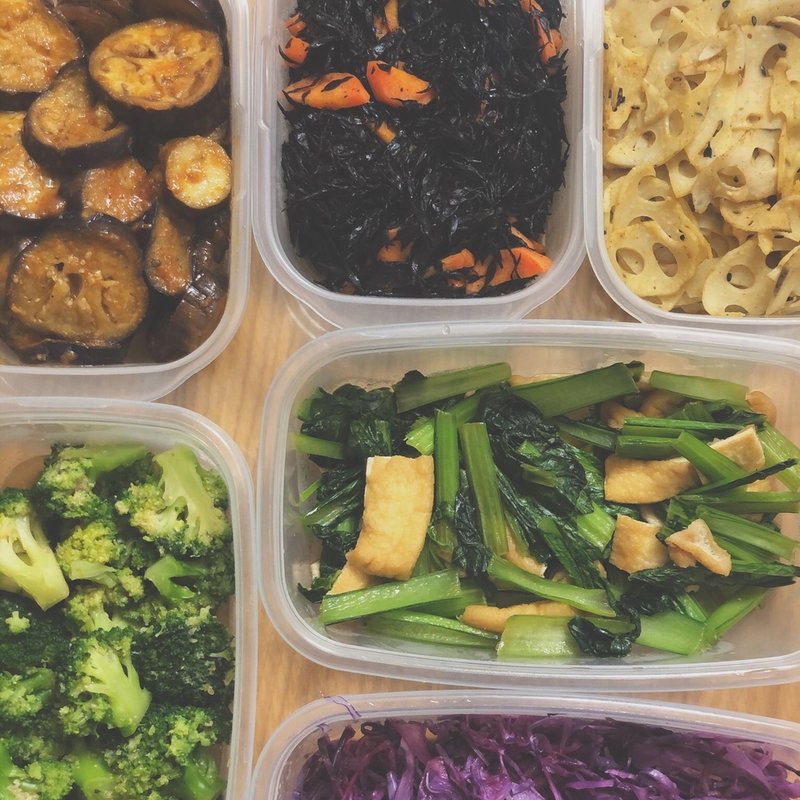 副菜祭り（おナスのエスニック炒め、ひじき、れんこんのカレー炒め、ブロッコリーの胡麻和え、小松菜の炊いたん、赤キャベツのマリネ）(すえ☆pi亭)