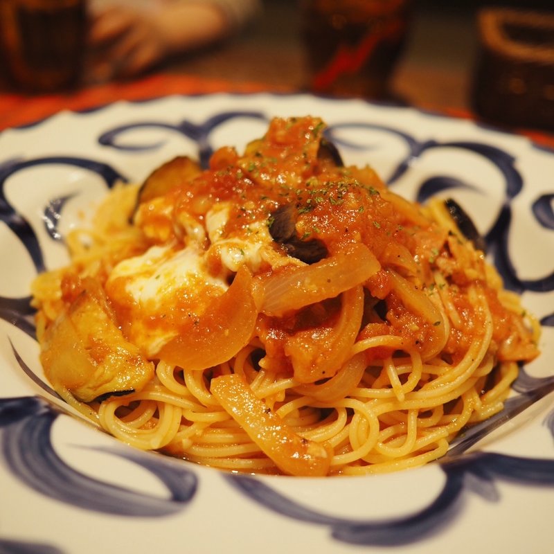 茄子とベーコンとモッツァレラのトマトソース(大盛り)(CAFE&GRILL ヒカリノアトリエ)