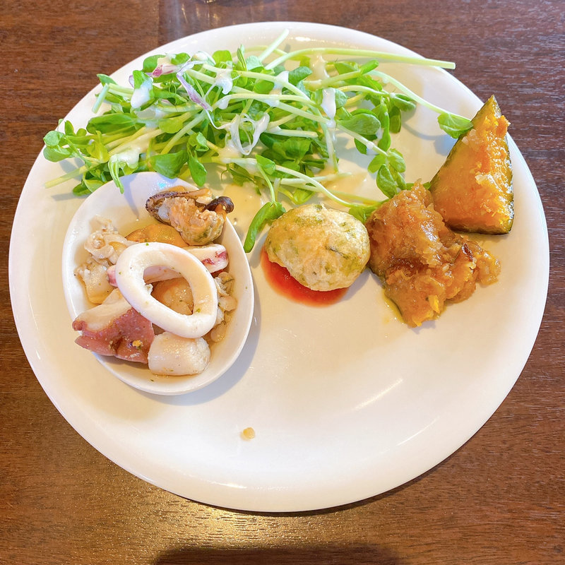 ランチセットの前菜盛り合わせ(カネ保水産)