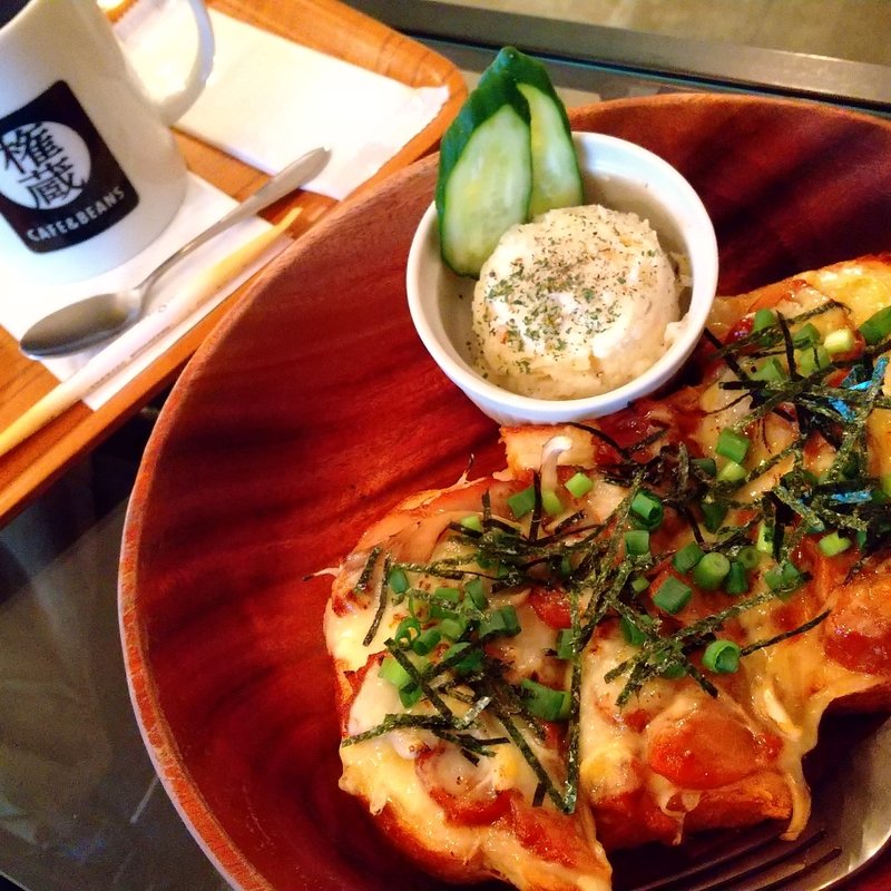 照り焼きチキンと舞茸のピザトースト(GONZO CAFE＆BEANS　)