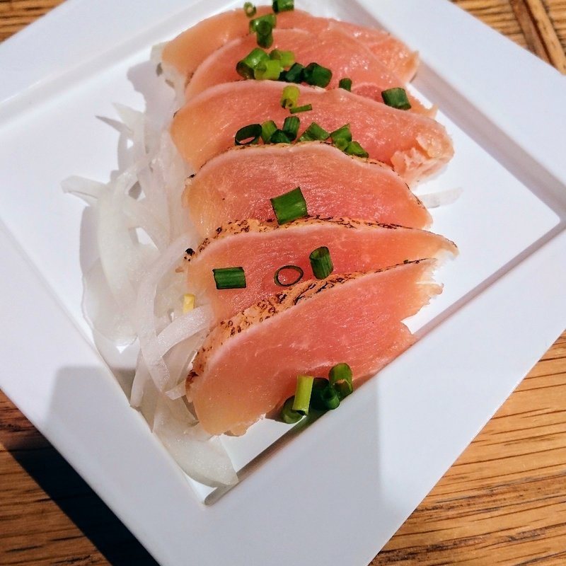 赤鶏生ハムのたたき風(焼き鳥 炙り炭火焼き をどり 横浜ランドマークみらい横丁店)