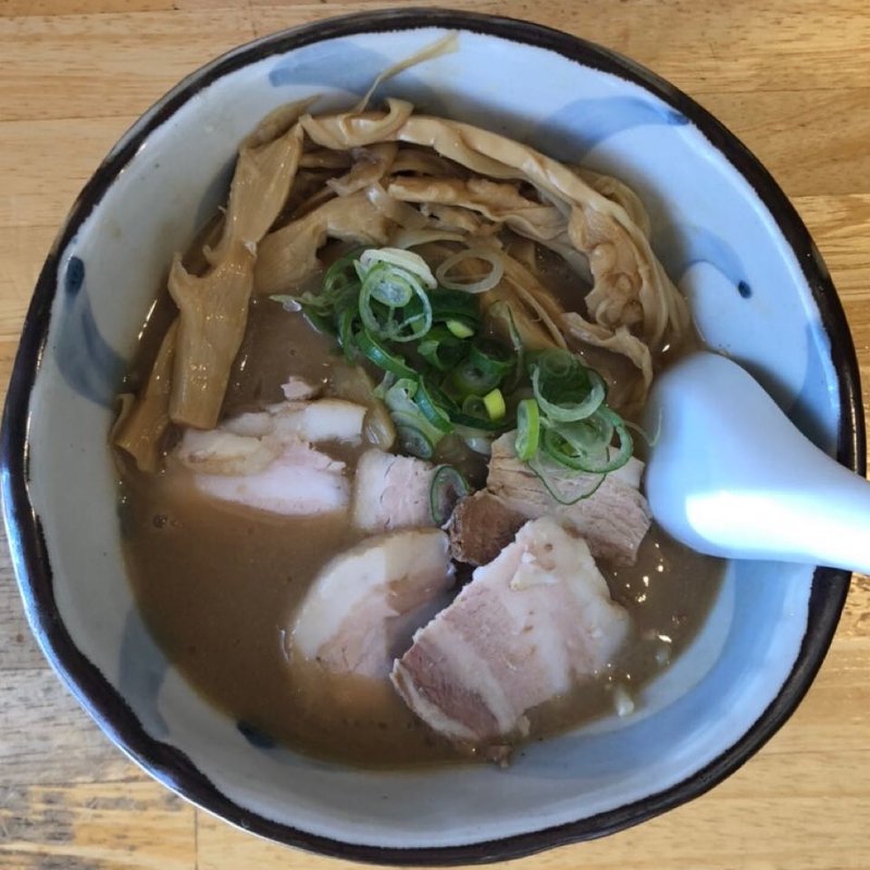 濃厚とんこつらーめん(潮の風吹くラーメンハナヤマＺ)