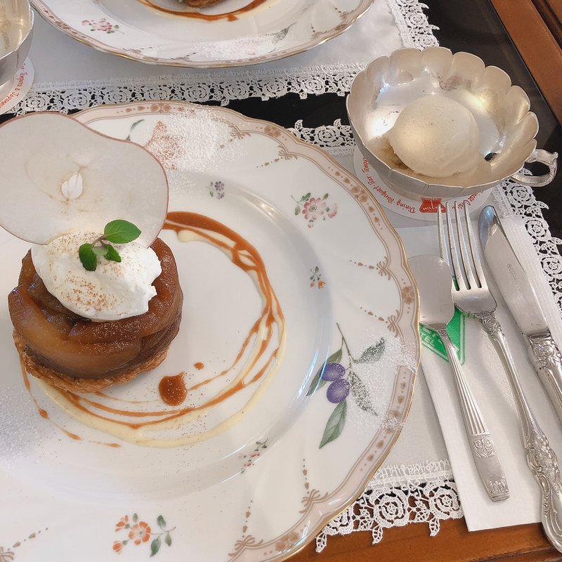 温製タルトタタン　バニラアイス添え(山の上ホテル コーヒーパーラー ヒルトップ)