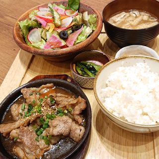 牛カルビ焼肉と10品野菜のサラダの定食(kawara CAFE＆DINING 川崎モアーズ店)