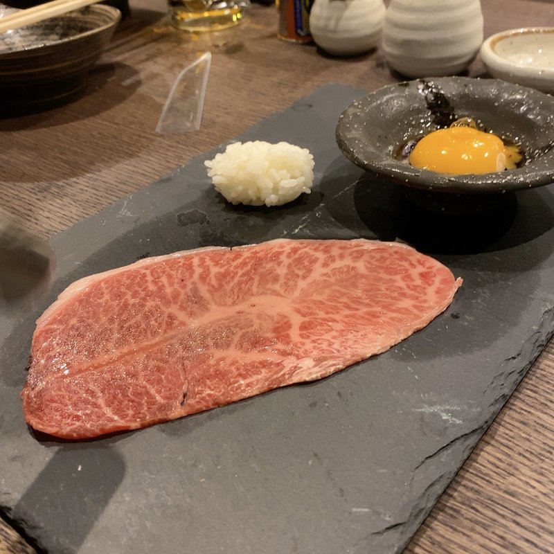 国産黒毛牛みすじの炙り寿司(炭焼きと日本酒 炉端ヒトイキ。)