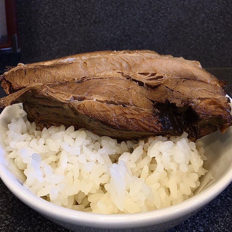 チャーシュー丼  （ランチサービスのご飯で自作）(ばら)