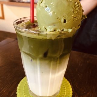 抹茶フロートラテ(iriya plus cafe（イリヤプラスカフェ）)