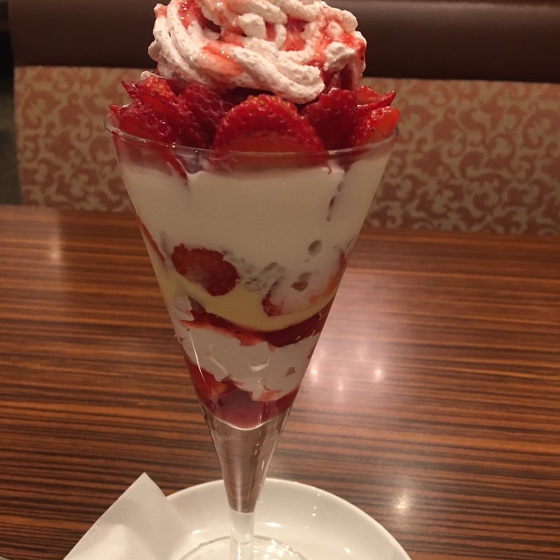 あまおうのいちごモンブランパフェ(本庄珈琲うふふ )