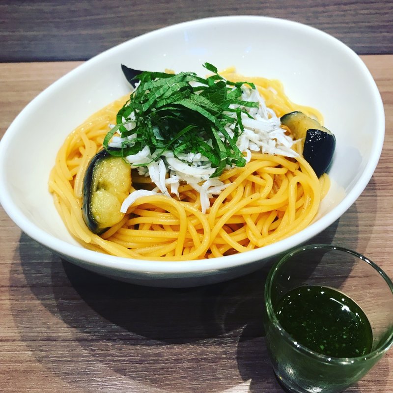 駿河湾産しらすの焦がし醤油 大葉ソース添え(カフェ・ド・クリエJR御徒町駅南口店)