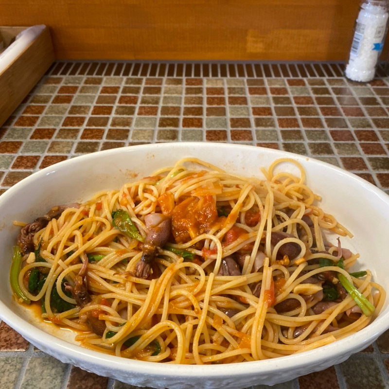 ほたるイカとほうれん草のトマトパスタ(ビストロ ヴィサージュ)