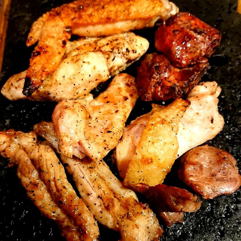 溶岩プレートに乗せた焼鳥6種盛り合せ(焼き鳥 炙り炭火焼き をどり 横浜ランドマークみらい横丁店)