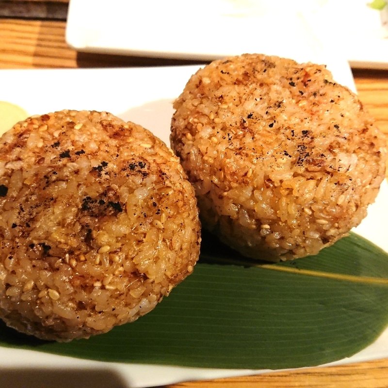 焼きおにぎり(焼き鳥 炙り炭火焼き をどり 横浜ランドマークみらい横丁店)