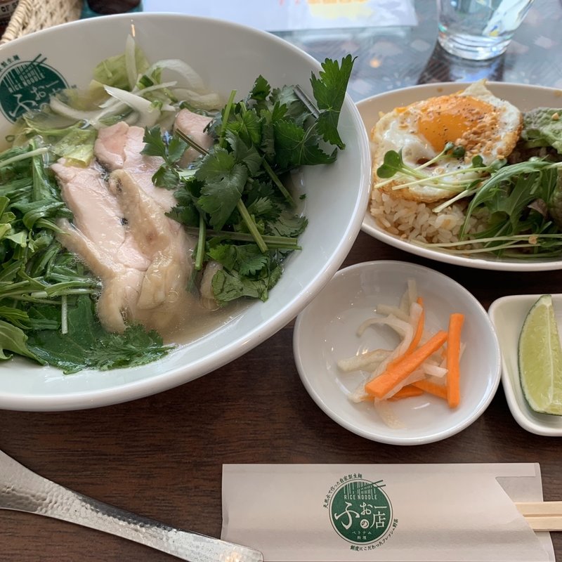 鳥のフォーとガパオライス(ふぉーの店)