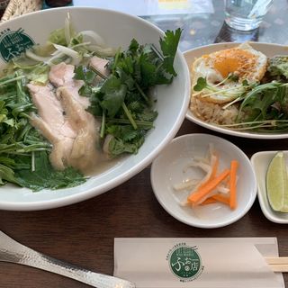 鳥のフォーとガパオライス(ふぉーの店)