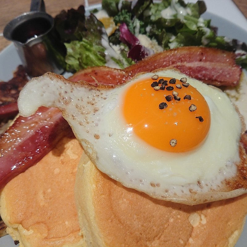 メープルベーコンとフライドエッグ(FLIPPER'S 梅田エスト店)
