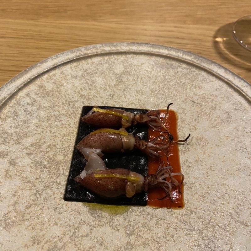 ホタルイカ、薫製パプリカとイカスミソース(LURRA)