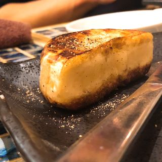 カマンベールチーズの蜂蜜かけ(立吉餃子 青山店)