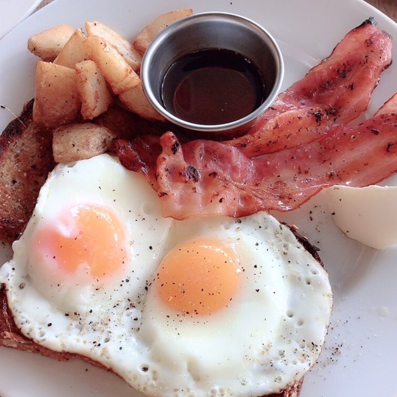 トーストに目玉焼きとカリカリに焼いたベーコン、そしてジャガイモに、お好みでメープルシロップを｡(HEY)