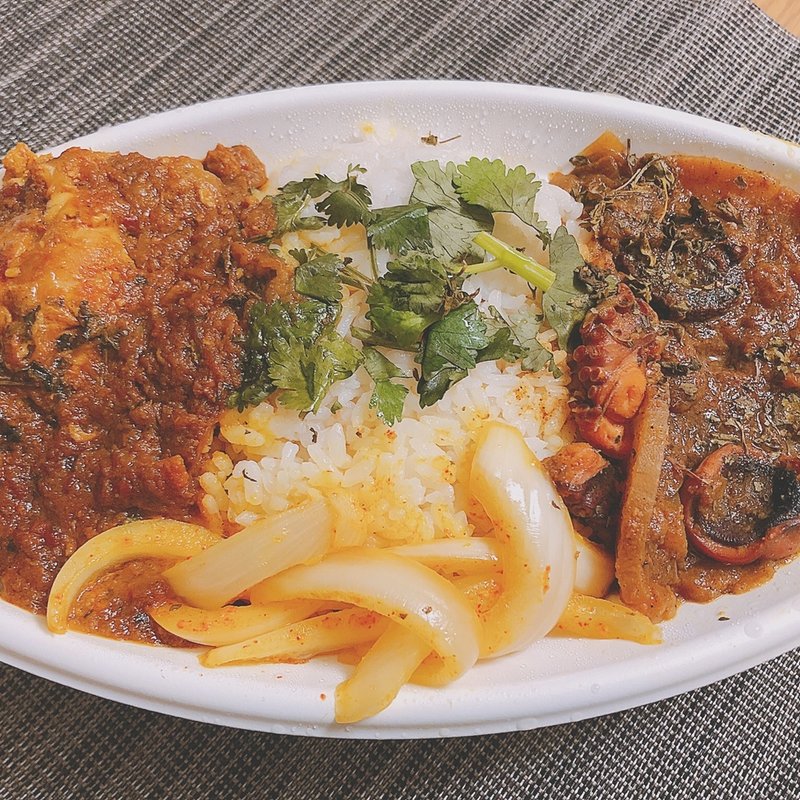 タコと梅と大根のカレーとミャンマーカレーのあいがけ弁当(サケトメシ)