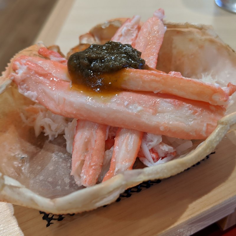 名物！紅ずわいがに富山盛り(廻転とやま鮨　銀座)