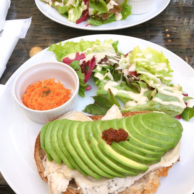 Avocado Chicken with Black Olive Sauce(Cafe Le Pommier(カフェ・ル・ポミエ))