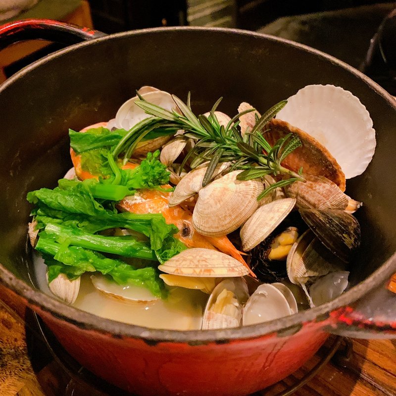 貝が躍るワイン蒸し(下町ビストロ リカリカ)