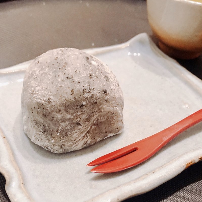 黒ごま大福(北斎茶房)