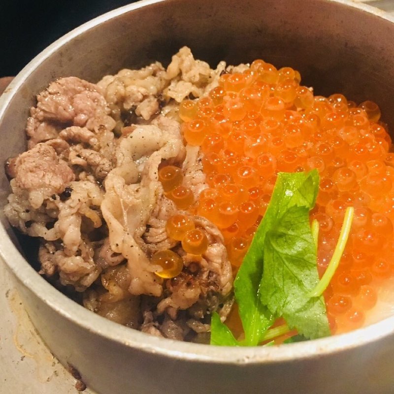 いくらと牛肉の釜飯(炭焼と釜飯 さかぐち お初天神店)