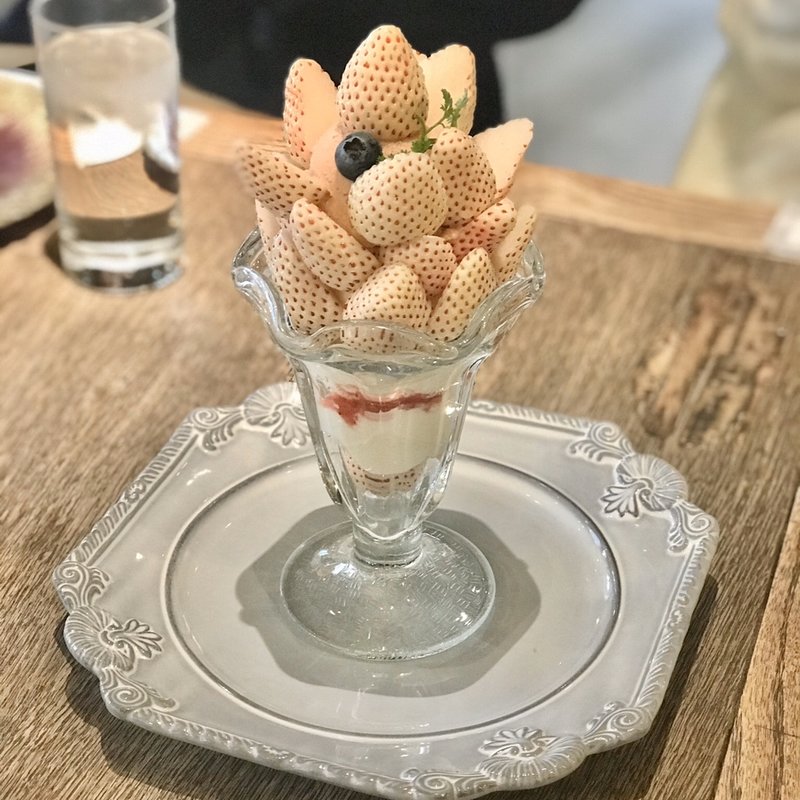 白いちごのパフェ(くらしき桃子 倉敷中央店 （くらしきももこ）)