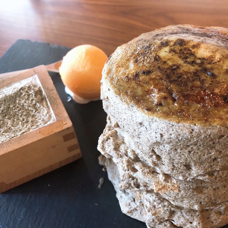 タピオカ餅とほうじ茶ブリュレのパンケーキ(512 CAFE & GRILL )