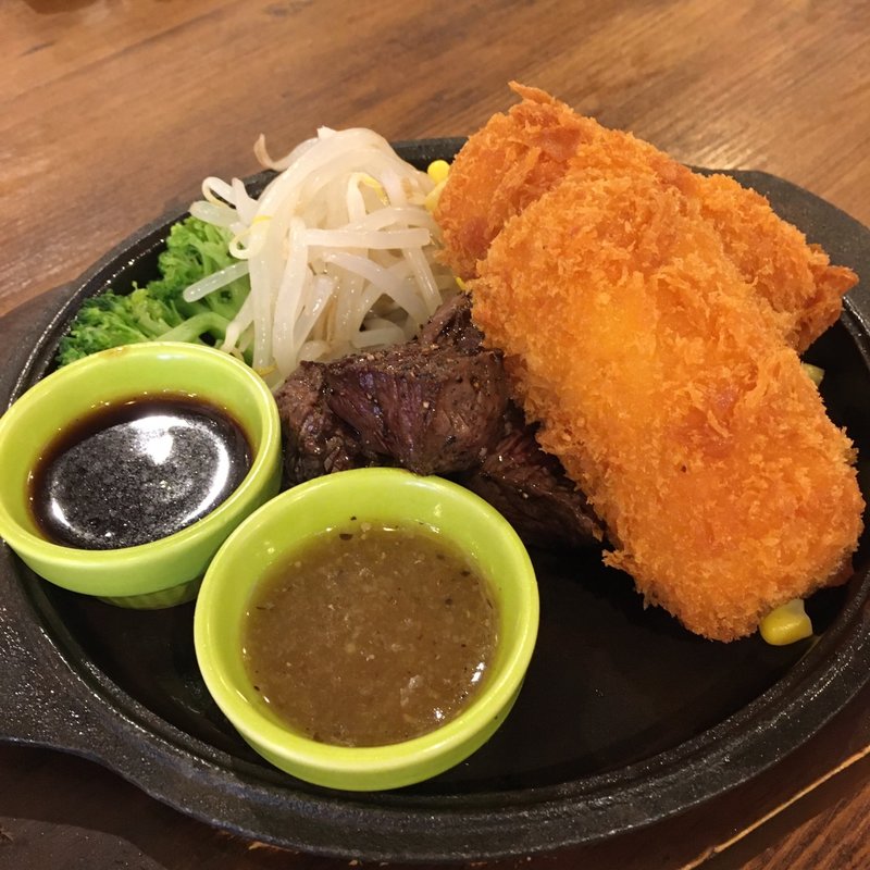 牛ハラミ肉と鶏もも肉の香草焼き(パスタバル マルナカキッチン)