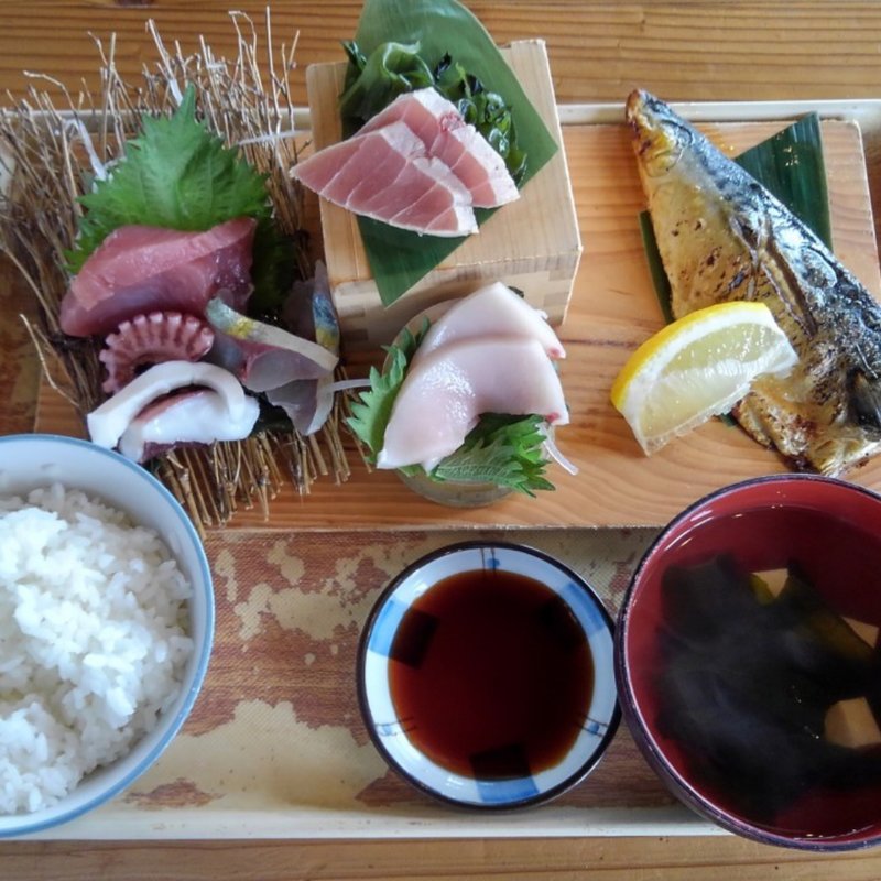 刺身五点とトロ鯖の塩焼き(国頭港食堂)