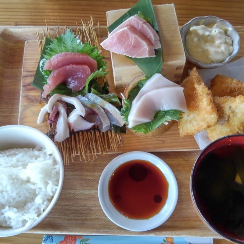 刺身五点と白身魚のフライ(国頭港食堂)