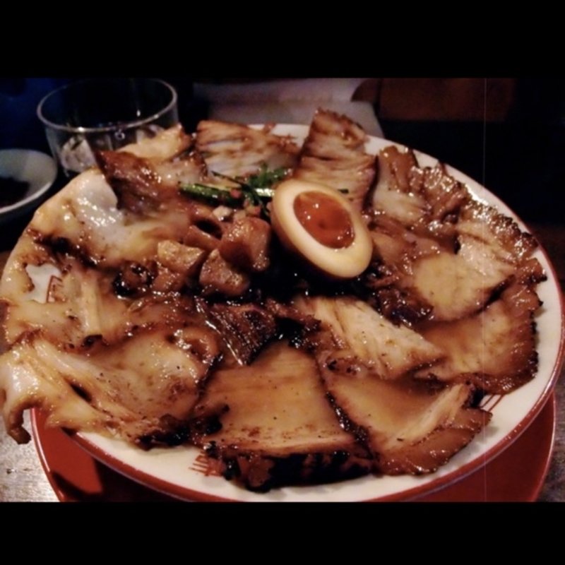 焼豚ラーメン ￥700、肉盛り ￥300、大盛 ￥100(焼豚ラーメン 三條 )