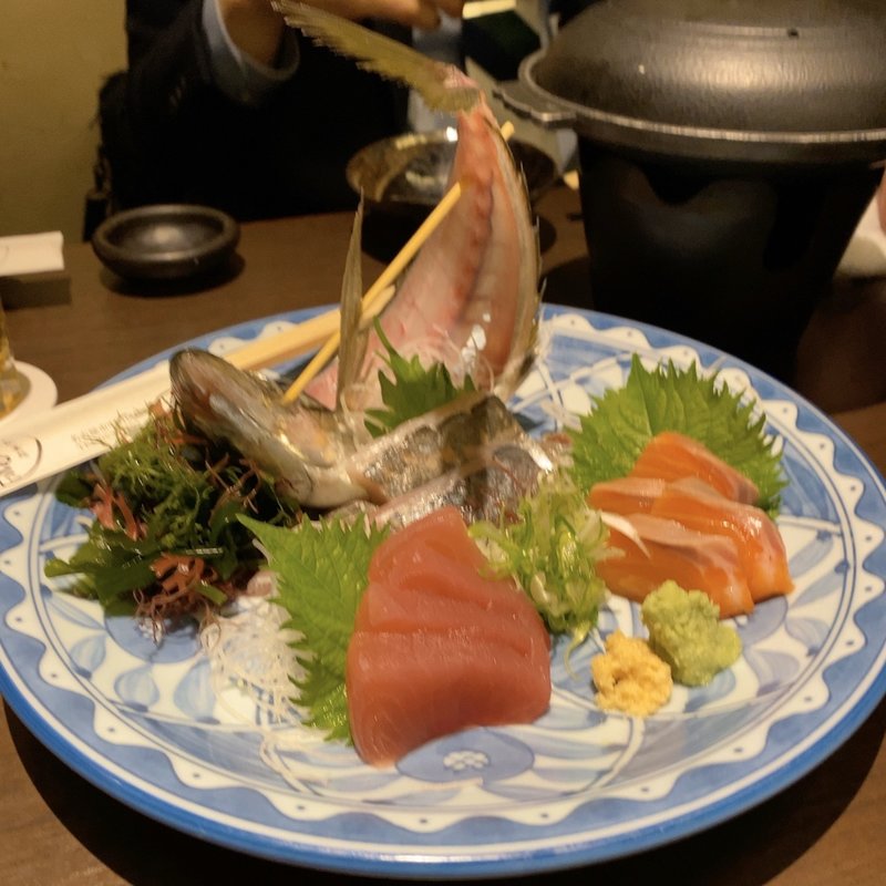 鯵の姿造り付き お刺身三種盛り(本まぐろと名古屋飯 花かるた)