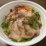 レアチャーシュー丼(麺でつながる縁 大阪縁乃助商店)