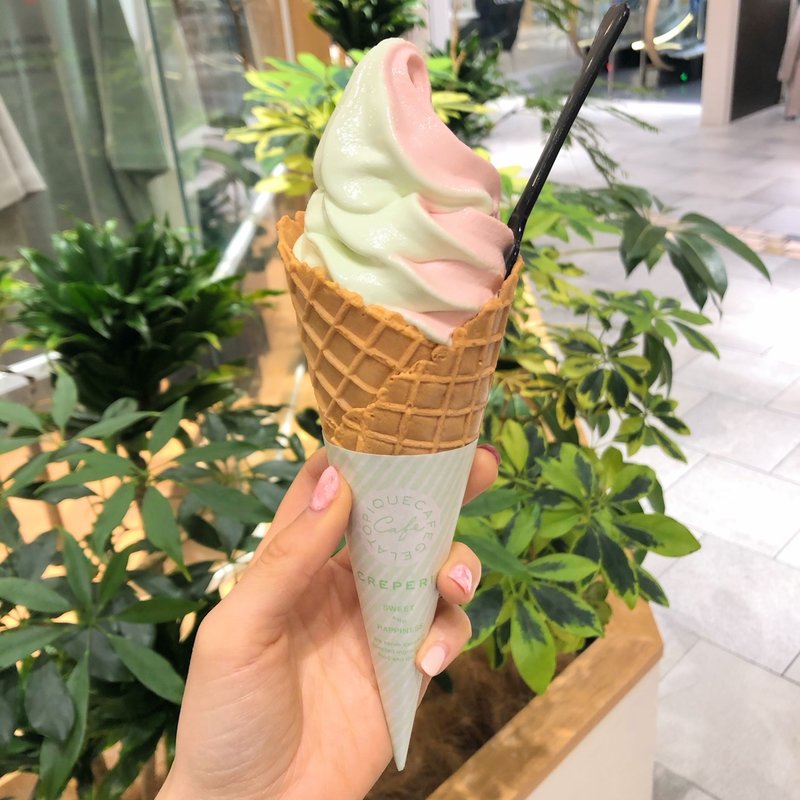 いちごミルク×水色バニラミックスソフトクリーム(ジェラート ピケ カフェ クレープ リー)