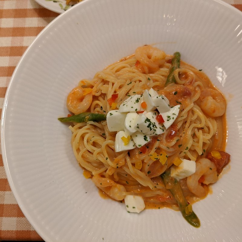 えびとモッツァレラチーズのトマトクリームパスタ(イタリアンダイニングDONA 池袋ホープセンター店)